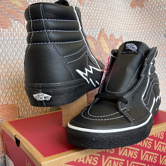 Vans WMNS Sk8-Hi Bolt Black/Black
VN0A5JIVBKA1
Sneakers - athletic shoes - Picture 10 of 16